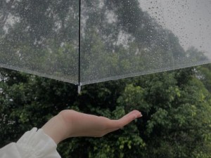 城中村下雨天在门口等客的视频：出租房里的别样风景