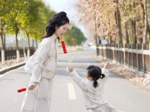 抖音小孩子拍到妈妈原视频：意外记录妈妈的真实生活